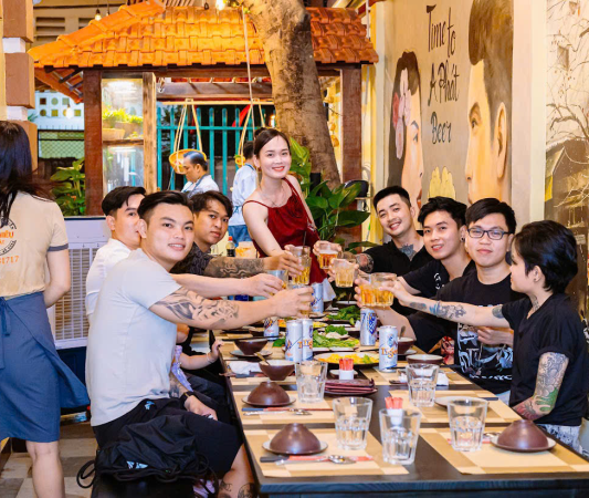 Ảnh 4: Khách hàng vui vẻ tại A Phát