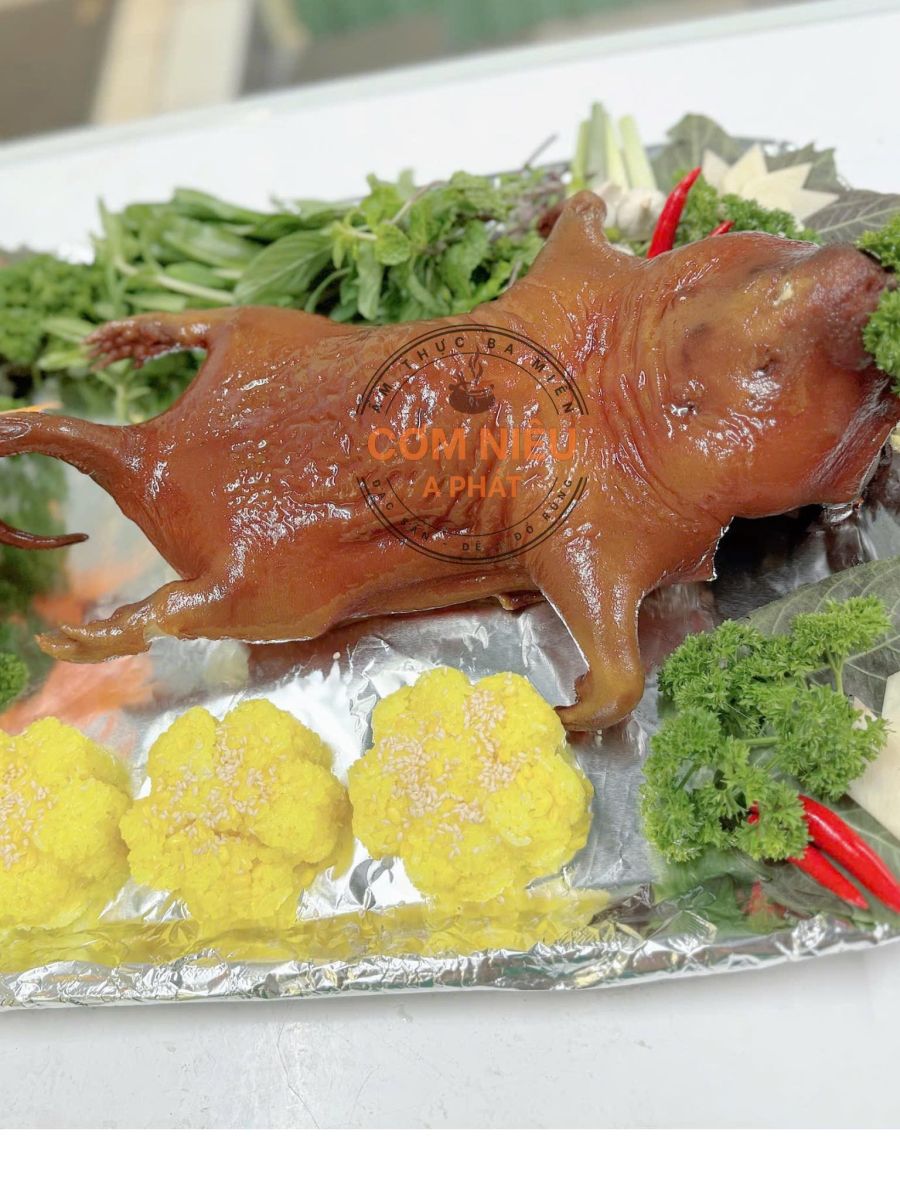 Dúi hấp tại quán nhậu quận 3 Cơm Niêu A Phát