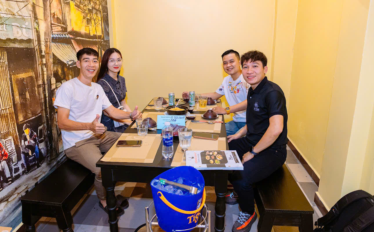 Khách hàng tại quán